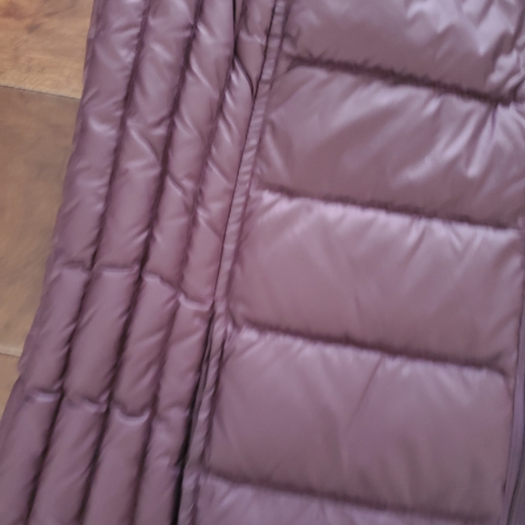 Plum color Vest size small women's, very lightweight weatherproof 32° - Picture 3 of 3